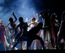Estudantes da rede estadual de ensino e unidades conveniadas à Secretaria de Estado da Educação participaram nesta terça-feira (5) no Teatro Guaíra, em Curitiba, do Festival SEED 70 anos, com uma série de apresentações culturais. As atividades integram as comemorações do aniversário da secretaria e têm como objetivo resgatar a memória da educação pública no Estado, além de valorizar e divulgar os talentos dos jovens alunos da rede paranaense.