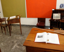 No hall de entrada do palco principal do Teatro Guaíra os visitantes puderam conhecer um pouco mais sobre a evolução da educação pública, graças a uma mostra promovida pelo Museu da Escola Paranaense. Os convidados puderam ver parte do acervo que inclui uniformes, livros, fotografias e mobiliários que representam a evolução da educação no Estado. Entre os itens estão as antigas carteiras com espaço para tinteiro, mesas para desenho e os tradicionais uniformes com saia plissada.