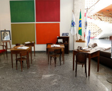No hall de entrada do palco principal do Teatro Guaíra os visitantes puderam conhecer um pouco mais sobre a evolução da educação pública, graças a uma mostra promovida pelo Museu da Escola Paranaense. Os convidados puderam ver parte do acervo que inclui uniformes, livros, fotografias e mobiliários que representam a evolução da educação no Estado. Entre os itens estão as antigas carteiras com espaço para tinteiro, mesas para desenho e os tradicionais uniformes com saia plissada.