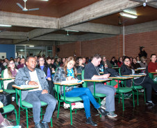 As 500 escolas da rede estadual que participam do programa de tecnologia educacional Conectados 2.0 estão trabalhando o tema Segurança na Internet. As atividades começaram oficialmente com o “VII Ciclo de Oficinas - Segurança, Ética e Cidadania na Internet”, realizado na Diretoria de Políticas e Tecnologias Educacionais, em Curitiba, na metade de agosto.