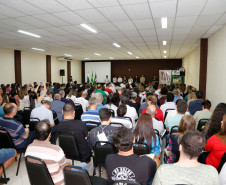 Profissionais de 36 escolas estaduais que ofertam os cursos técnicos de Edificações, Química, Eletroeletrônica, Eletrônica, Mecânica, Eletrotécnica e Mecatrônica iniciaram nesta segunda-feira (11), em Curitiba, o simpósio A excelência na educação profissional. O curso encerra na quarta-feira (13).