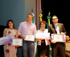 A Secretaria de Estado da Educação entregou nesta quarta-feira (13), em Paranaguá, o Prêmio Gestão Paraná às escolas estaduais que se destacaram pela administração coletiva e inovadora. As vencedoras foram selecionadas por trabalhar com projetos pedagógicos inovadores, praticar a gestão participativa dos recursos públicos e envolver a comunidade nas decisões.