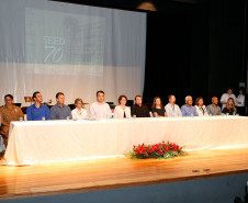 A Secretaria de Estado da Educação entregou nesta quarta-feira (13), em Paranaguá, o Prêmio Gestão Paraná às escolas estaduais que se destacaram pela administração coletiva e inovadora. As vencedoras foram selecionadas por trabalhar com projetos pedagógicos inovadores, praticar a gestão participativa dos recursos públicos e envolver a comunidade nas decisões.
