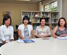 Coordenadora do Setor de Políticas Educacionais do município de Toyohashi, Japão, conhece políticas e programas educacionais do Paraná.