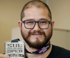 Eduardo é faixa marrom e pratica o esporte há 13 anos. Ele já participou do Campeonato Brasileiro de jiu-jitsu para ouvintes e surdos, Campeonato Brasileiro de jiu-jitsu para ouvintes e surdos, Campeonato Paranaense para Surdos e agora do Torneiro Sul-Americano. “Praticar alguma modalidade esportiva muda a vida para melhor”, frisa.