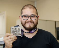 Eduardo é faixa marrom e pratica o esporte há 13 anos. Ele já participou do Campeonato Brasileiro de jiu-jitsu para ouvintes e surdos, Campeonato Brasileiro de jiu-jitsu para ouvintes e surdos, Campeonato Paranaense para Surdos e agora do Torneiro Sul-Americano. “Praticar alguma modalidade esportiva muda a vida para melhor”, frisa.