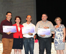A Secretaria de Estado da Educação entregou nesta terça-feira (19) o Prêmio Gestão Paraná às escolas ao Núcleo Regional de Loanda (Noroeste do Estado). As unidades foram selecionadas por trabalhar com a administração participativa, envolver a comunidade escolar nas ações diárias e por desenvolver trabalhos pedagógicos inéditos.