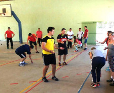 O Núcleo Regional de Educação (NRE) de Ibaiti, no Norte Pioneiro, promoveu duas capacitações de profissionais da educação para a prática do futsac, modalidade esportiva que entrou este ano na matriz curricular de escolas estaduais. Estas foram as primeiras capacitações do novo esporte realizadas em um Núcleo Regional de Educação. As demais serão agendadas nas outras 31 regionais.