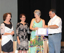 A Secretaria de Estado da Educação entregou nesta quinta-feira (21), em Apucarana, no Vale do Ivaí, o prêmio Gestão Paraná a escolas estaduais que se destacaram pela administração coletiva e participativa e por desenvolver ações pedagógicas inovadoras.

O programa tem como objetivo divulgar boas ações desenvolvidas e incentivar a gestão democrática nas escolas da rede estadual.