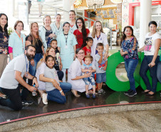Seis estudantes da rede estadual e municipal de ensino tiveram uma experiência diferente nessa quinta-feira (21). Os alunos, que estão em tratamento de saúde no Hospital Pequeno Príncipe, em Curitiba, por meio do programa de Serviço de Atendimento à Rede de Escolarização Hospitalar (Sareh) visitaram as instalações do Mercado Municipal, no centro da capital.