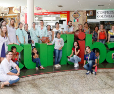 Seis estudantes da rede estadual e municipal de ensino tiveram uma experiência diferente nessa quinta-feira (21). Os alunos, que estão em tratamento de saúde no Hospital Pequeno Príncipe, em Curitiba, por meio do programa de Serviço de Atendimento à Rede de Escolarização Hospitalar (Sareh) visitaram as instalações do Mercado Municipal, no centro da capital.
