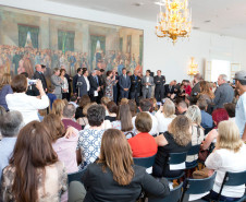 O governador Beto Richa autorizou nesta segunda-feira (25) o repasse de mais R$ 60,3 milhões para melhoria em escolas da rede estadual de ensino. Em encontro com diretores e professores, realizado no Palácio Iguaçu, em Curitiba, Richa assinou ordens de serviço para início de obras de reforma e ampliação de 75 escolas, de 60 municípios paranaenses - no valor de R$ 7,3 milhões. Ele também anunciou que mais R$ 50 milhões serão aplicados em obras emergenciais de outras unidades de ensino.