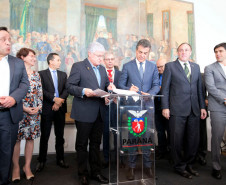 O governador Beto Richa autorizou nesta segunda-feira (25) o repasse de mais R$ 60,3 milhões para melhoria em escolas da rede estadual de ensino. Em encontro com diretores e professores, realizado no Palácio Iguaçu, em Curitiba, Richa assinou ordens de serviço para início de obras de reforma e ampliação de 75 escolas, de 60 municípios paranaenses - no valor de R$ 7,3 milhões. Ele também anunciou que mais R$ 50 milhões serão aplicados em obras emergenciais de outras unidades de ensino.