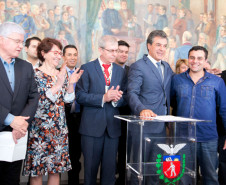 O governador Beto Richa autorizou nesta segunda-feira (25) o repasse de mais R$ 60,3 milhões para melhoria em escolas da rede estadual de ensino. Em encontro com diretores e professores, realizado no Palácio Iguaçu, em Curitiba, Richa assinou ordens de serviço para início de obras de reforma e ampliação de 75 escolas, de 60 municípios paranaenses - no valor de R$ 7,3 milhões. Ele também anunciou que mais R$ 50 milhões serão aplicados em obras emergenciais de outras unidades de ensino.