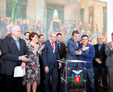 O governador Beto Richa autorizou nesta segunda-feira (25) o repasse de mais R$ 60,3 milhões para melhoria em escolas da rede estadual de ensino. Em encontro com diretores e professores, realizado no Palácio Iguaçu, em Curitiba, Richa assinou ordens de serviço para início de obras de reforma e ampliação de 75 escolas, de 60 municípios paranaenses - no valor de R$ 7,3 milhões. Ele também anunciou que mais R$ 50 milhões serão aplicados em obras emergenciais de outras unidades de ensino.