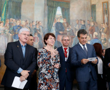 O governador Beto Richa autorizou nesta segunda-feira (25) o repasse de mais R$ 60,3 milhões para melhoria em escolas da rede estadual de ensino. Em encontro com diretores e professores, realizado no Palácio Iguaçu, em Curitiba, Richa assinou ordens de serviço para início de obras de reforma e ampliação de 75 escolas, de 60 municípios paranaenses - no valor de R$ 7,3 milhões. Ele também anunciou que mais R$ 50 milhões serão aplicados em obras emergenciais de outras unidades de ensino.