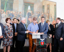 O governador Beto Richa autorizou nesta segunda-feira (25) o repasse de mais R$ 60,3 milhões para melhoria em escolas da rede estadual de ensino. Em encontro com diretores e professores, realizado no Palácio Iguaçu, em Curitiba, Richa assinou ordens de serviço para início de obras de reforma e ampliação de 75 escolas, de 60 municípios paranaenses - no valor de R$ 7,3 milhões. Ele também anunciou que mais R$ 50 milhões serão aplicados em obras emergenciais de outras unidades de ensino.