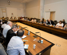 A secretária de Estado da Educação, professora Ana Seres, reúne nesta segunda e terça-feira (25 e 26) os 32 chefes dos Núcleos Regionais da Educação (NREs), em Curitiba, para tratar de assuntos administrativos e de infraestrutura da área de educação.

A pauta inclui recursos humanos, andamento de obras, entrega de equipamentos de informática nas escolas, o aplicativo Escola Paraná, tramitação de processos internos e questões pedagógicas.
