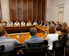 A secretária de Estado da Educação, professora Ana Seres, reúne nesta segunda e terça-feira (25 e 26) os 32 chefes dos Núcleos Regionais da Educação (NREs), em Curitiba, para tratar de assuntos administrativos e de infraestrutura da área de educação.

A pauta inclui recursos humanos, andamento de obras, entrega de equipamentos de informática nas escolas, o aplicativo Escola Paraná, tramitação de processos internos e questões pedagógicas.