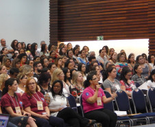 A Secretaria de Estado da Educação (SEED), por meio do Departamento de Educação Especial e do Centro de Apoio aos Profissionais da Educação de Surdos do Paraná, realizou nos dias 22 e 23 de setembro, em Curitiba, o 4º Seminário Paranaense de Educação Bilíngue para Surdos. O evento reuniu cerca de 400 participantes de todo o Estado.
