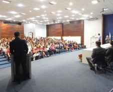 A Secretaria de Estado da Educação (SEED), por meio do Departamento de Educação Especial e do Centro de Apoio aos Profissionais da Educação de Surdos do Paraná, realizou nos dias 22 e 23 de setembro, em Curitiba, o 4º Seminário Paranaense de Educação Bilíngue para Surdos. O evento reuniu cerca de 400 participantes de todo o Estado.