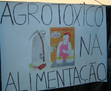Os alunos do Colégio Estadual Francisco Neves Filho, em São João do Triunfo, participaram no último domingo (21), realizou com a exposição do projeto Túnel do Tempo na 10ª Feira Agropecuária Regional de Sementes Crioulas de Produtos da Biodiversidade. Os estudantes expuseram croquis e pequenas plantações confeccionados de material reciclável para um público de 2.500 pessoas, contado a história do agrotóxico, seus impactos no meio ambiente e na qualidade de vida.