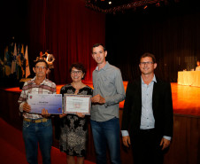 O primeiro lugar ficou com o Colégio Estadual Vila Industrial, em Laranjeiras do Sul, que recebeu R$ 6 mil. Segundo o diretor Diógenes Marcante Ribeiro, a premiação é resultado do trabalho coletivo que incentiva e promove a interação e a participação da comunidade no cotidiano da escola.

“Me sinto honrado por nossa escola estar entre as melhores do Paraná e em primeiro lugar no núcleo. É o resultado do trabalho participativo e democrático que desenvolvemos na unidade”, disse o diretor.