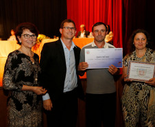 Em segundo lugar ficou o Colégio Estadual General Eurico Gaspar Dutra, no município de Virmond, que recebeu R$ 4 mil. “Esse prêmio é um avanço grande para a educação porque representa a valorização da boa gestão. Gostaria de agradecer às pessoas que fazem parte da história da escola. Temos profissionais que são compromissados e uma comunidade que é muito atuante”, disse a diretora Lilian Luciane Lerner Mintkewski.