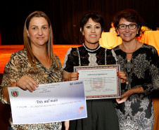 A diretora Sirlei de Fátima Oliveira Moro, do Colégio Estadual Laranjeiras do Sul, também neste município, que ficou em terceiro lugar, avaliou que a premiação é resultado da trajetória da escola. “É o reconhecimento do trabalho que a escola desenvolve desde o início de sua trajetória tendo como objetivo principal proporcionar uma educação de qualidade”, disse Sirlei. O colégio recebeu R$ 3 mil que serão aplicados após consulta à comunidade escolar.