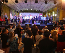 O governador Beto Richa e o prefeito de Curitiba, Rafael Greca, abriram nesta quarta-feira (27) o Mutirão da Cidadania do Cajuru, na Região Leste da capital. O evento, que termina neste sábado (30), oferece cerca de 200 serviços à população nas áreas de saúde, educação, segurança e desenvolvimento social, além de atendimento por meio da Copel e Sanepar.