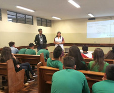 O Departamento de Trânsito do Paraná (Detran) iniciou nesta quarta-feira (27), em Curitiba, um ciclo de palestras do projeto Jovem do Trânsito. O primeiro colégio estadual atendido foi o Homero Baptista de Barros, no bairro Capão Raso, onde 25 alunos do ensino médio participaram da exposição seguida de debate. Até o fim do ano os colégios estaduais Bom Pastor e da Polícia Militar receberão o projeto.