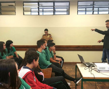 O Departamento de Trânsito do Paraná (Detran) iniciou nesta quarta-feira (27), em Curitiba, um ciclo de palestras do projeto Jovem do Trânsito. O primeiro colégio estadual atendido foi o Homero Baptista de Barros, no bairro Capão Raso, onde 25 alunos do ensino médio participaram da exposição seguida de debate. Até o fim do ano os colégios estaduais Bom Pastor e da Polícia Militar receberão o projeto.