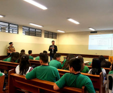O Departamento de Trânsito do Paraná (Detran) iniciou nesta quarta-feira (27), em Curitiba, um ciclo de palestras do projeto Jovem do Trânsito. O primeiro colégio estadual atendido foi o Homero Baptista de Barros, no bairro Capão Raso, onde 25 alunos do ensino médio participaram da exposição seguida de debate. Até o fim do ano os colégios estaduais Bom Pastor e da Polícia Militar receberão o projeto.