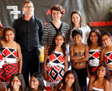 A secretária de Estado da Educação, professora Ana Seres, visitou nesta quinta-feira (28) o Colégio Estadual Indígena Rio das Cobras, que foi a primeira unidade indígena da rede estadual de ensino. A escola está localizada na terra indígena de mesmo nome, no município de Nova Laranjeiras, no Centro-Sul do Paraná.