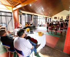A secretária de Estado da Educação, professora Ana Seres, visitou nesta quinta-feira (28) o Colégio Estadual Indígena Rio das Cobras, que foi a primeira unidade indígena da rede estadual de ensino. A escola está localizada na terra indígena de mesmo nome, no município de Nova Laranjeiras, no Centro-Sul do Paraná.