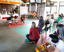 A secretária de Estado da Educação, professora Ana Seres, visitou nesta quinta-feira (28) o Colégio Estadual Indígena Rio das Cobras, que foi a primeira unidade indígena da rede estadual de ensino. A escola está localizada na terra indígena de mesmo nome, no município de Nova Laranjeiras, no Centro-Sul do Paraná.