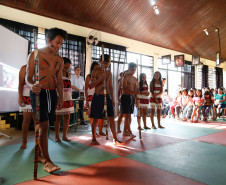 A secretária de Estado da Educação, professora Ana Seres, visitou nesta quinta-feira (28) o Colégio Estadual Indígena Rio das Cobras, que foi a primeira unidade indígena da rede estadual de ensino. A escola está localizada na terra indígena de mesmo nome, no município de Nova Laranjeiras, no Centro-Sul do Paraná.