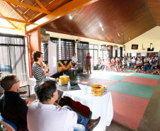 A secretária de Estado da Educação, professora Ana Seres, visitou nesta quinta-feira (28) o Colégio Estadual Indígena Rio das Cobras, que foi a primeira unidade indígena da rede estadual de ensino. A escola está localizada na terra indígena de mesmo nome, no município de Nova Laranjeiras, no Centro-Sul do Paraná.