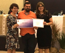 As escolas da rede estadual de ensino da região Oeste receberam nesta sexta-feira (29), em Foz do Iguaçu, o prêmio Gestão Paraná. As unidades, pertencentes ao Núcleo Regional de Educação de Foz do Iguaçu, foram contempladas por desenvolver trabalhos pedagógicos inéditos e envolver a comunidade nas ações do cotidiano escolar.