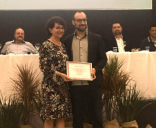 As escolas da rede estadual de ensino da região Oeste receberam nesta sexta-feira (29), em Foz do Iguaçu, o prêmio Gestão Paraná. As unidades, pertencentes ao Núcleo Regional de Educação de Foz do Iguaçu, foram contempladas por desenvolver trabalhos pedagógicos inéditos e envolver a comunidade nas ações do cotidiano escolar.