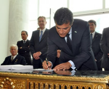Governador retomou atividades administravas na sede oficial do Governo do Estado nesta quarta-feira e disse que primeiro ato simboliza prioridade que atual gestão dá à educação. Em uma solenidade simples, reabertura do prédio foi marcada pela abertura de exposição de objetos e imagens históricas do Palácio.