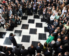 Na reabertura do Palácio Iguaçu, Richa nomeia 9.516 professores