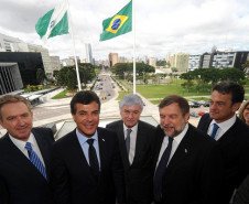 Na reabertura do Palácio Iguaçu, Richa nomeia 9.516 professores