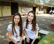 Ângela Simioni, 16 anos, do 2° ano do ensino médio, mora no município de São Jorge D´Oeste, a 30 quilômetros do colégio