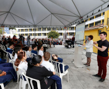 O governador Beto Richa lançou nesta terça-feira (03), na sede da Secretaria de Estado da Educação, em Curitiba, o Sinalário Disciplinar em Libras, uma ferramenta de apoio para profissionais da educação, estudantes surdos, comunidade surda e toda pessoa interessada