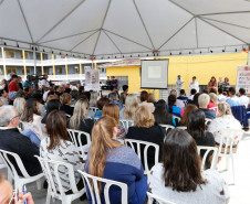 O governador Beto Richa lançou nesta terça-feira (03), na sede da Secretaria de Estado da Educação, em Curitiba, o Sinalário Disciplinar em Libras, uma ferramenta de apoio para profissionais da educação, estudantes surdos, comunidade surda e toda pessoa interessada