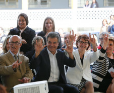 O governador Beto Richa lançou nesta terça-feira (03), na sede da Secretaria de Estado da Educação, em Curitiba, o Sinalário Disciplinar em Libras, uma ferramenta de apoio para profissionais da educação, estudantes surdos, comunidade surda e toda pessoa interessada