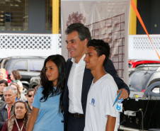O governador Beto Richa lançou nesta terça-feira (03), na sede da Secretaria de Estado da Educação, em Curitiba, o Sinalário Disciplinar em Libras, uma ferramenta de apoio para profissionais da educação, estudantes surdos, comunidade surda e toda pessoa interessada