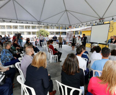 O governador Beto Richa lançou nesta terça-feira (03), na sede da Secretaria de Estado da Educação, em Curitiba, o Sinalário Disciplinar em Libras, uma ferramenta de apoio para profissionais da educação, estudantes surdos, comunidade surda e toda pessoa interessada