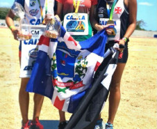 As estudantes Tainá Beatriz Antunes (na foto à esquerda) e Camila Fermino Barbosa, ambas de 15 anos, conquistaram o segundo lugar no Campeonato Brasileiro Caixa Sub-16 de Atletismo. As atletas paranaenses competiram nas provas de 1.000 metros rasos e salto triplo com mais 670 alunos-atletas de 22 estados e o Distrito Federal. A competição foi no último fim de semana, em Fortaleza (CE).